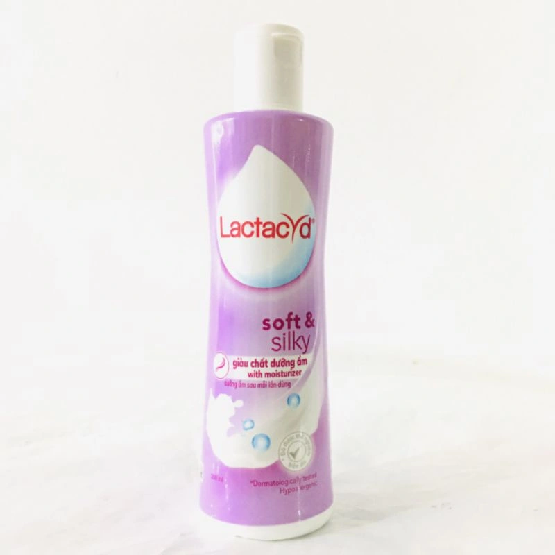 Dung dịch vệ sinh phụ nữ Lactacyd Soft & Silky giữ ẩm chai 250ml