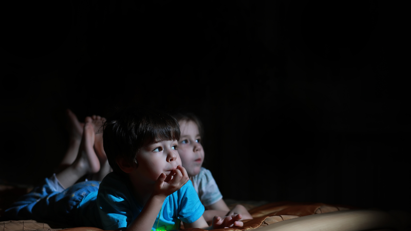 Trẻ chớp mắt liên tục khi xem tivi: Nguyên nhân và cách xử lý