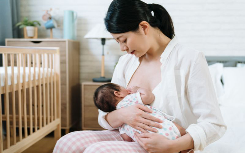 Sữa mẹ làm từ gì? Những lợi ích của sữa mẹ