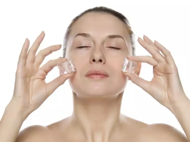 5 cách làm đẹp da, giảm bọng mắt, chữa cháy nắng với đá lạnh