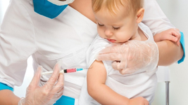 Trẻ mới hết sốt có tiêm phòng được không? Những điều phụ huynh cần biết