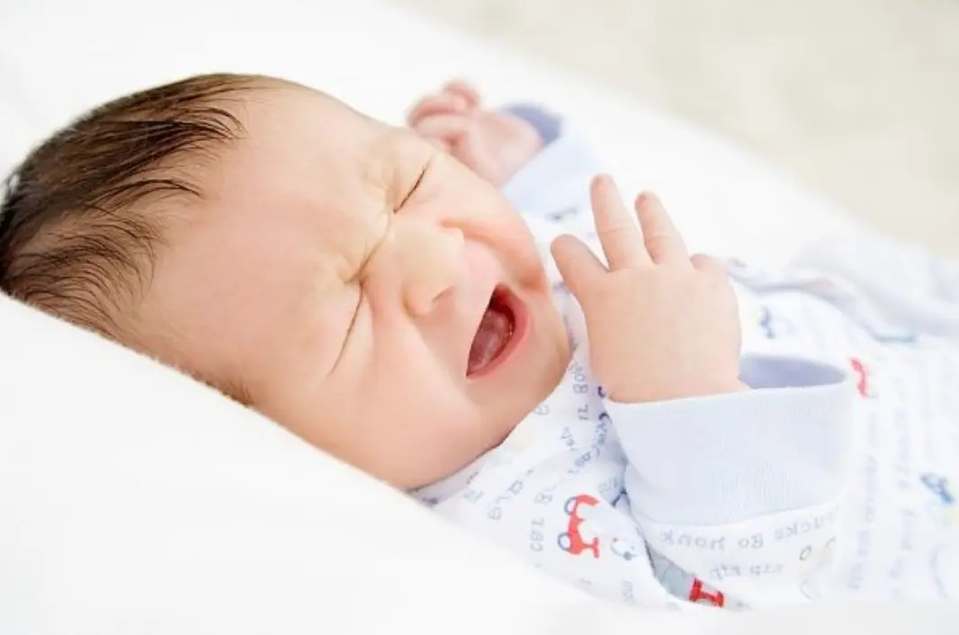 Trẻ sơ sinh bị nấc cụt phải làm sao?