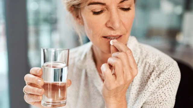 Điều gì xảy ra với cơ thể nếu uống vitamin khi bụng đói?