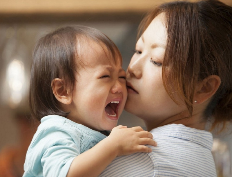 Trẻ nhõng nhẽo khi có mẹ là vì lý do gì và cách xử lý ?