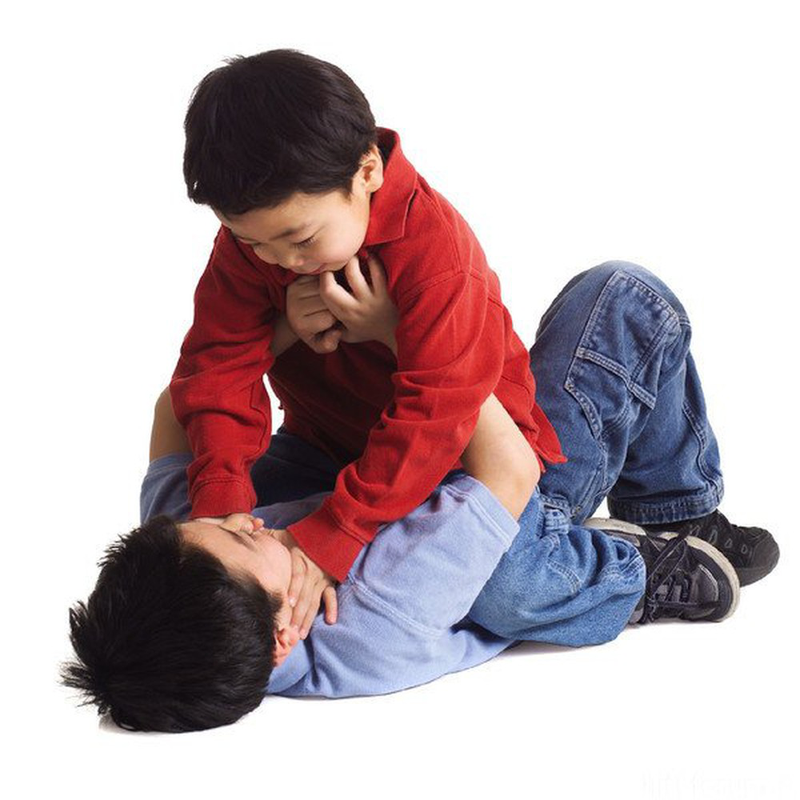 Cha mẹ cần làm gì khi bé hay đánh em?