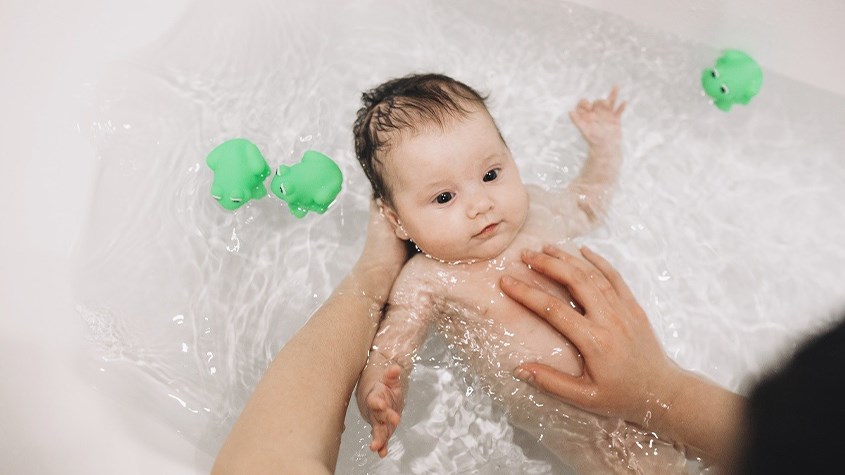 Có nên tắm cho trẻ sơ sinh hằng ngày không, lúc mấy giờ, khi nào?