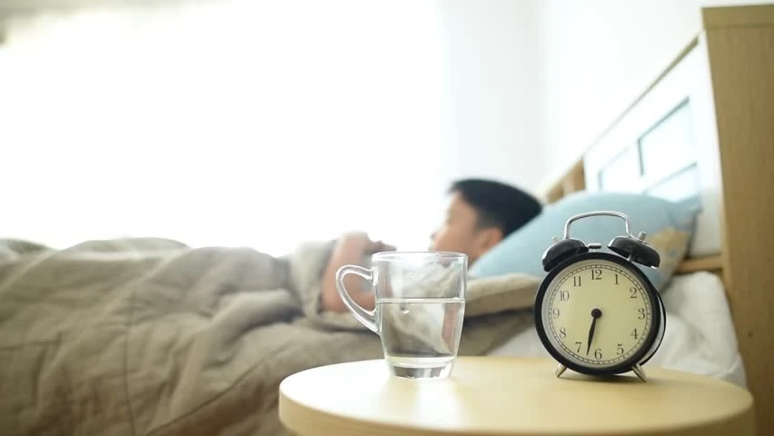 Uống nước ấm trước khi đi ngủ có tác dụng gì không ?