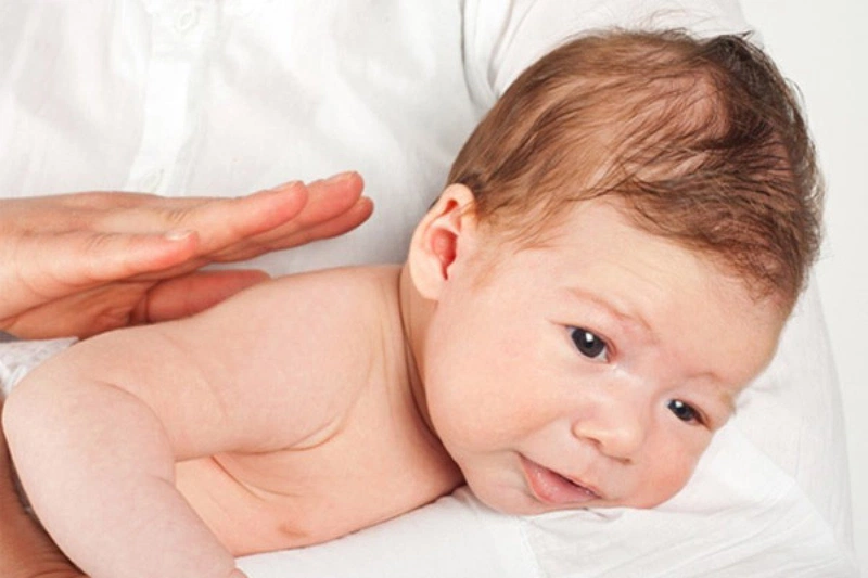 Nên vỗ rung cho trẻ sơ sinh trong điều trị bệnh hô hấp không?