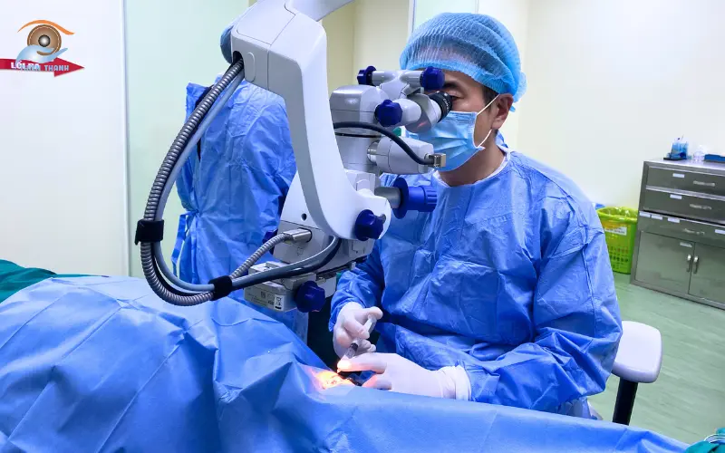 Một số biến chứng sau mổ bong võng mạc có thể gặp phải và cách theo dõi