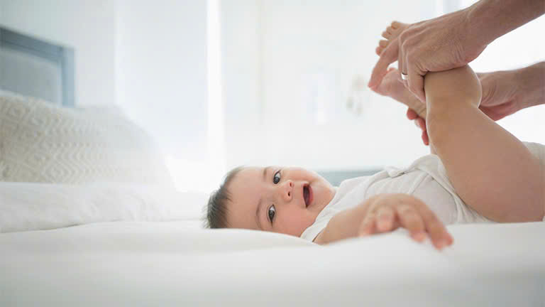 Những cách trị táo bón cho trẻ sơ sinh an toàn, hiệu quả