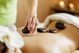 Massage đá nóng là gì? Tác dụng và những điều cần biết khi sử dụng liệu pháp massage này