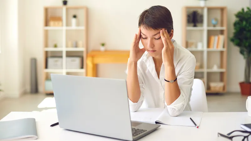 Vì sao khi căng thẳng, nhiều người có xu hướng uống nước liên tục?