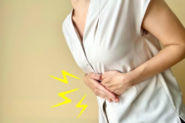 Bụng cồn cào như đói, buồn nôn là dấu hiệu bệnh gì? Khi nào cần đi khám?