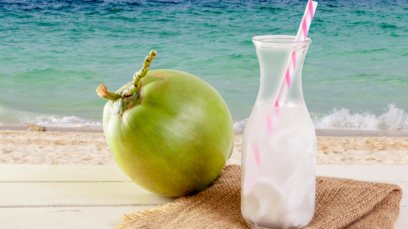 Uống nước dừa có tốt cho xương khớp không và những điều cần biết