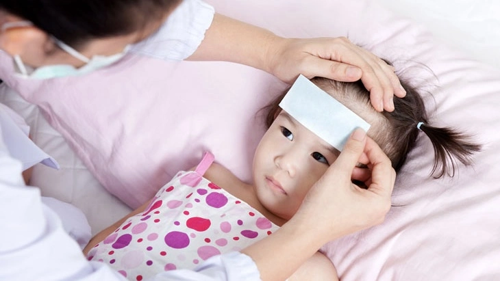 Cách hạ sốt cho trẻ 2 tuổi: Mẹo đơn giản, an toàn tại nhà