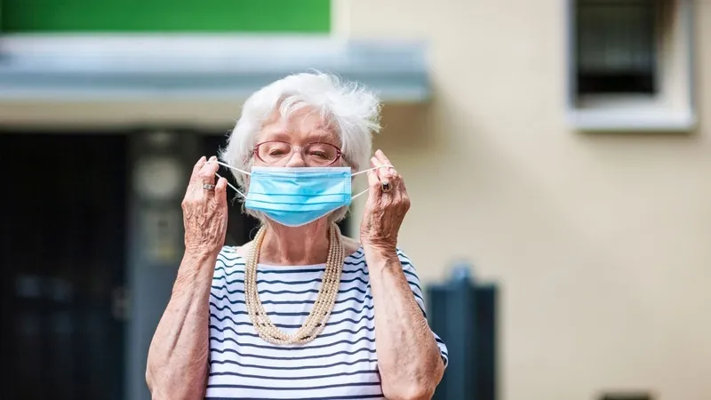 5 quy tắc bảo vệ sức khỏe người cao tuổi khi trời mưa lạnh