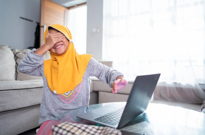 Ứng xử thế nào khi phát hiện con đọc truyện, xem phim 18+?