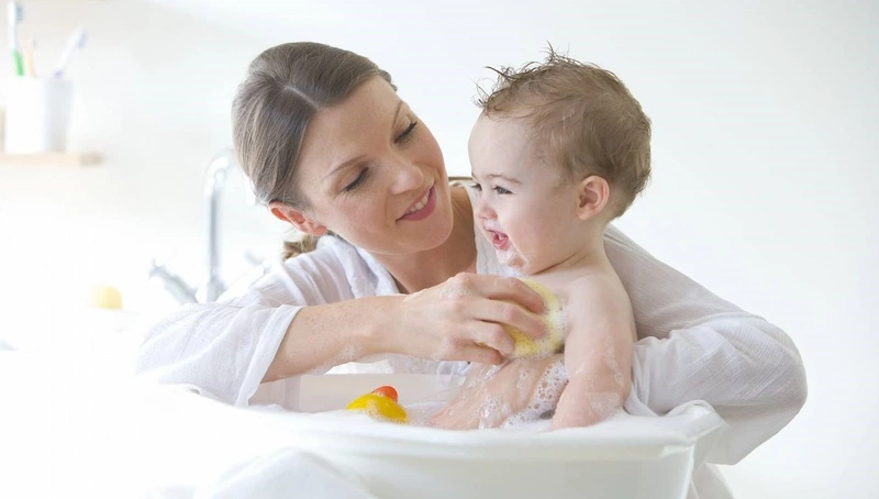 Tổng hợp các câu hỏi xoay quanh cách tắm cho trẻ sơ sinh vào mùa hè